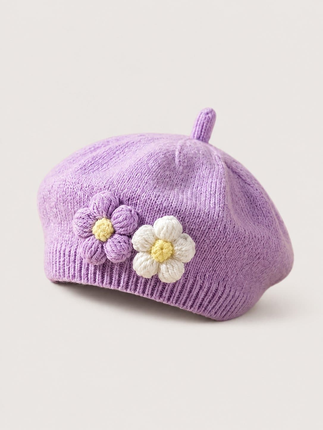 BOINA NIÑA LILA CON FLORES TEJIDAS — accesorio para niña