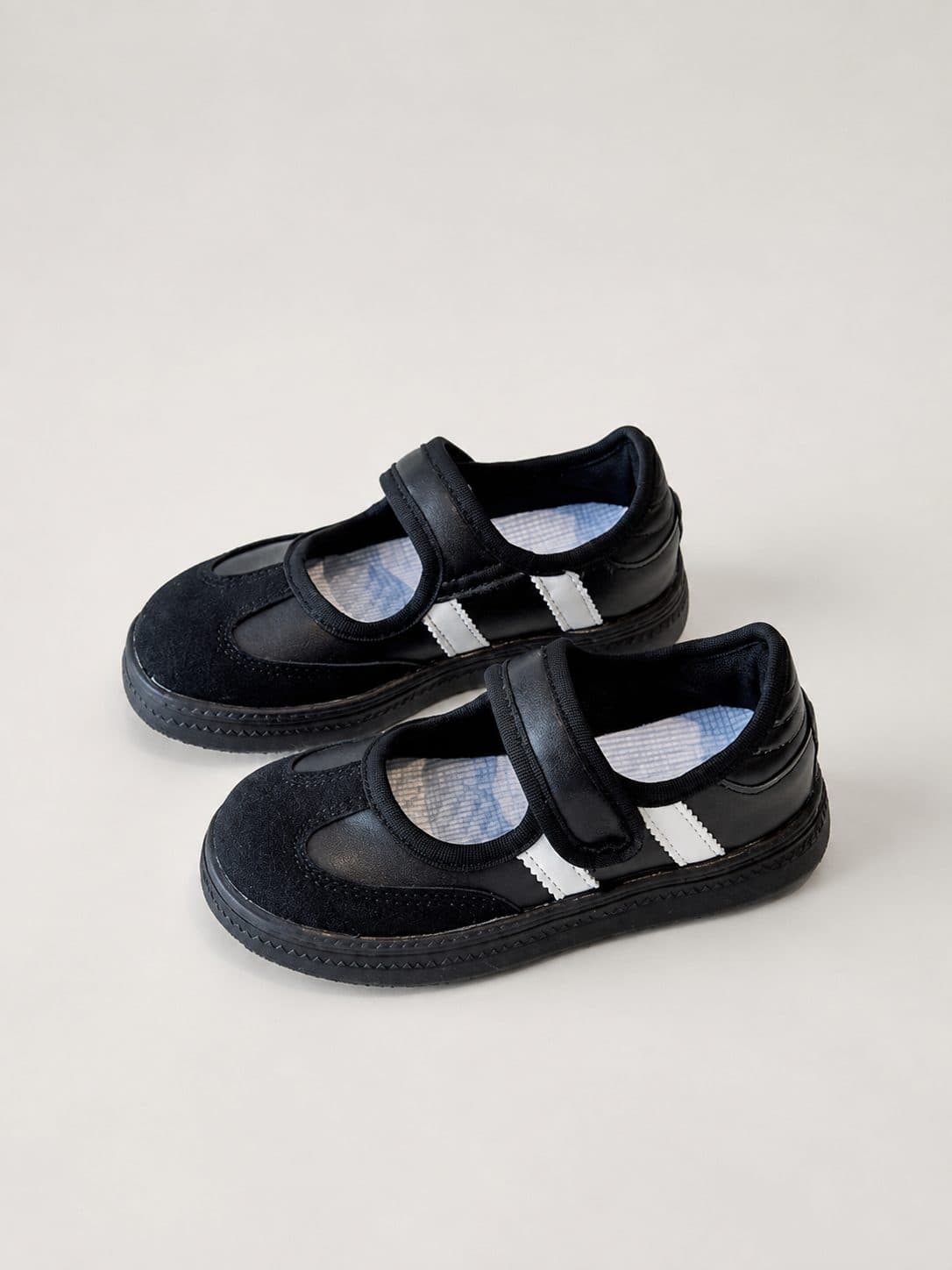 ZAPATILLAS NEGRAS TIPO MARY JANE CON FRANJA BLANCA — zapatos para niña