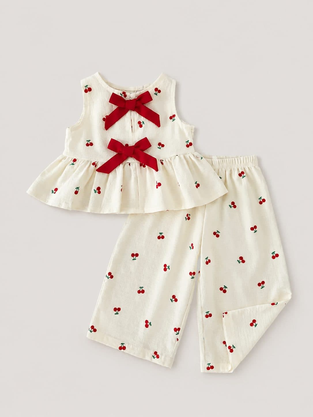 CONJUNTO CREMA CON CEREZAS Y MOÑOS ROJOS — conjunto para niña