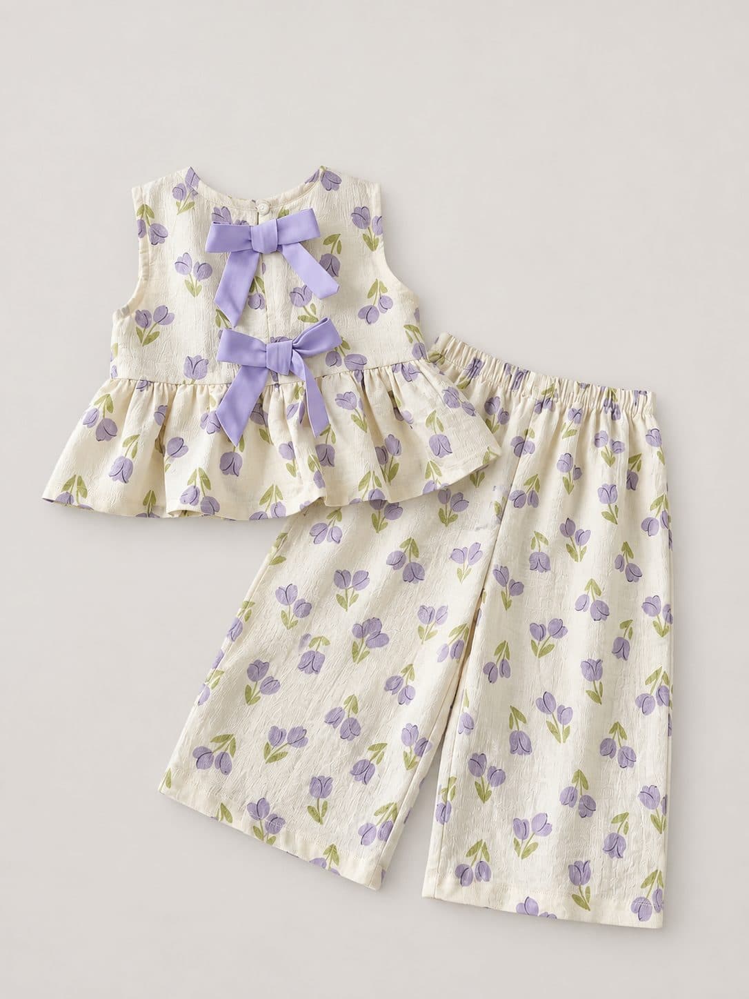 CONJUNTO CREMA FLORAL CON MOÑOS LILA — conjunto para niña