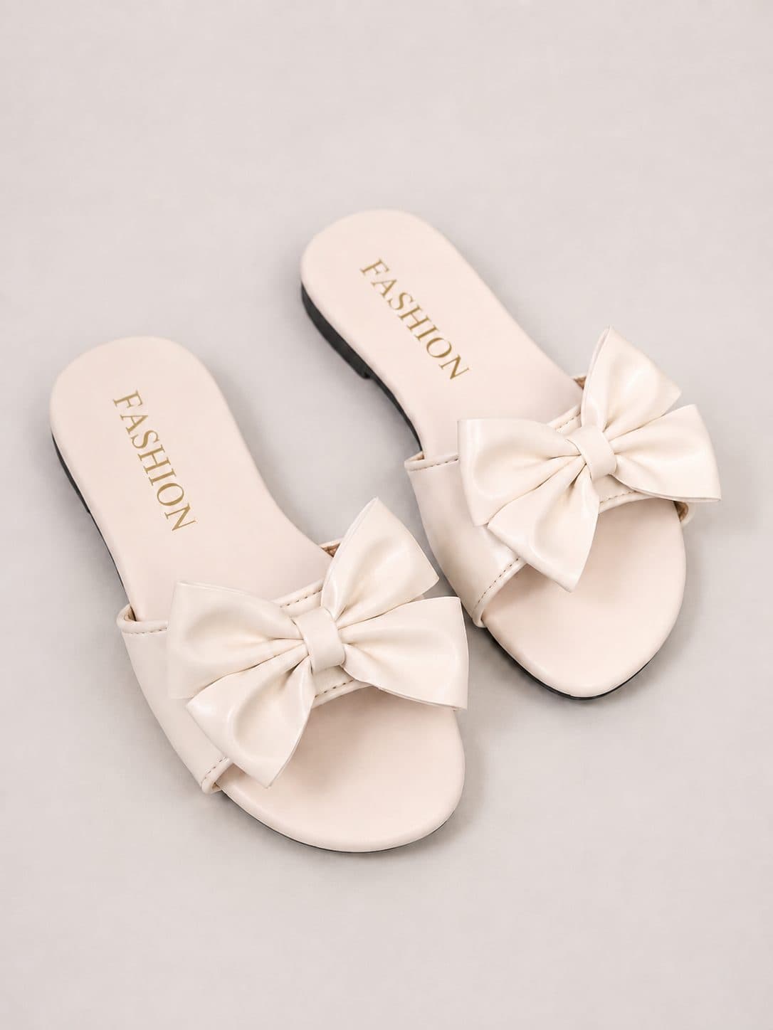 SANDALIAS CREMA CON MOÑO — zapatos para niña