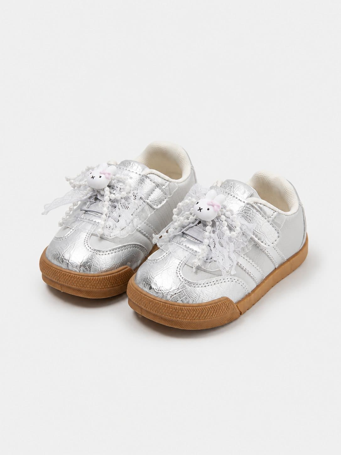 ZAPATILLAS PLATEADAS CON ENCAJE Y DIJE DE CONEJITO — zapatos para niña