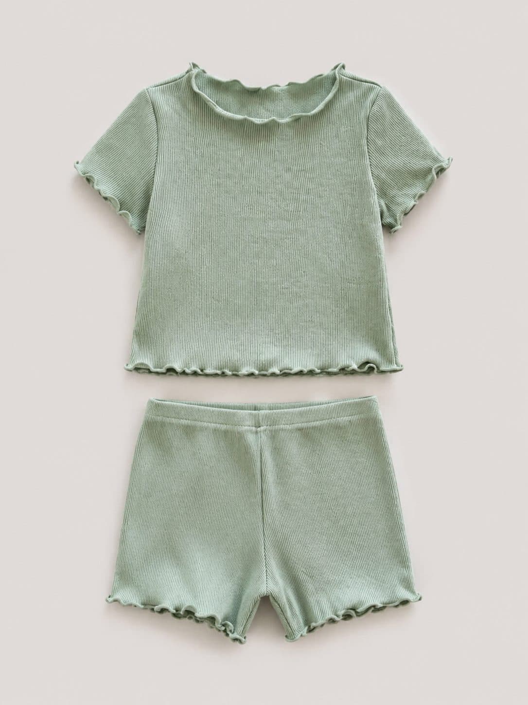 CONJUNTO VERDE SALVIA BÁSICO CON BORDES ONDULADOS — conjunto para niña