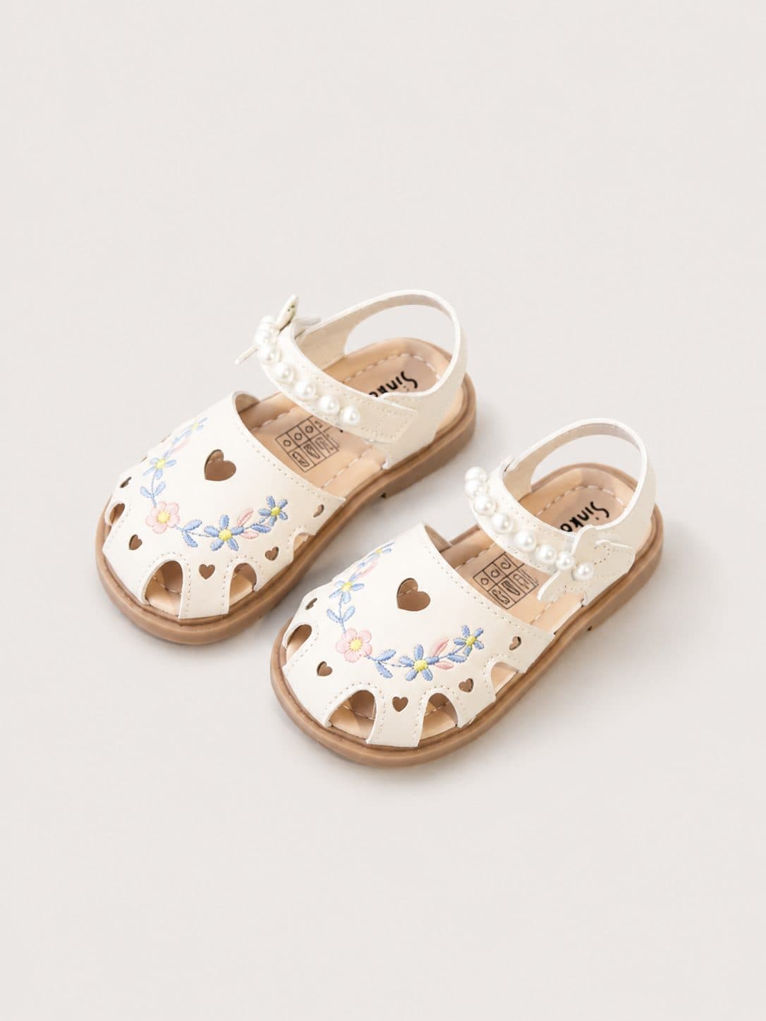SANDALIAS CREMA CON FLORES BORDADAS Y PERLAS — zapatos para niña