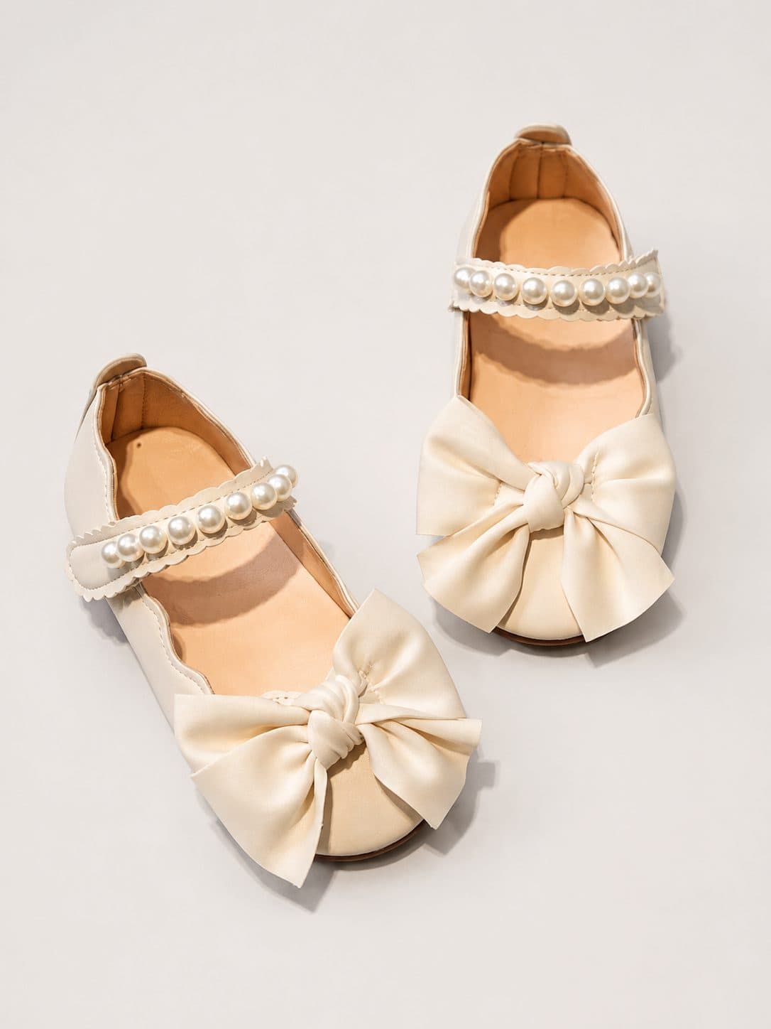 MARY JANE CREMA CON MOÑO Y PERLAS — zapatos para niña