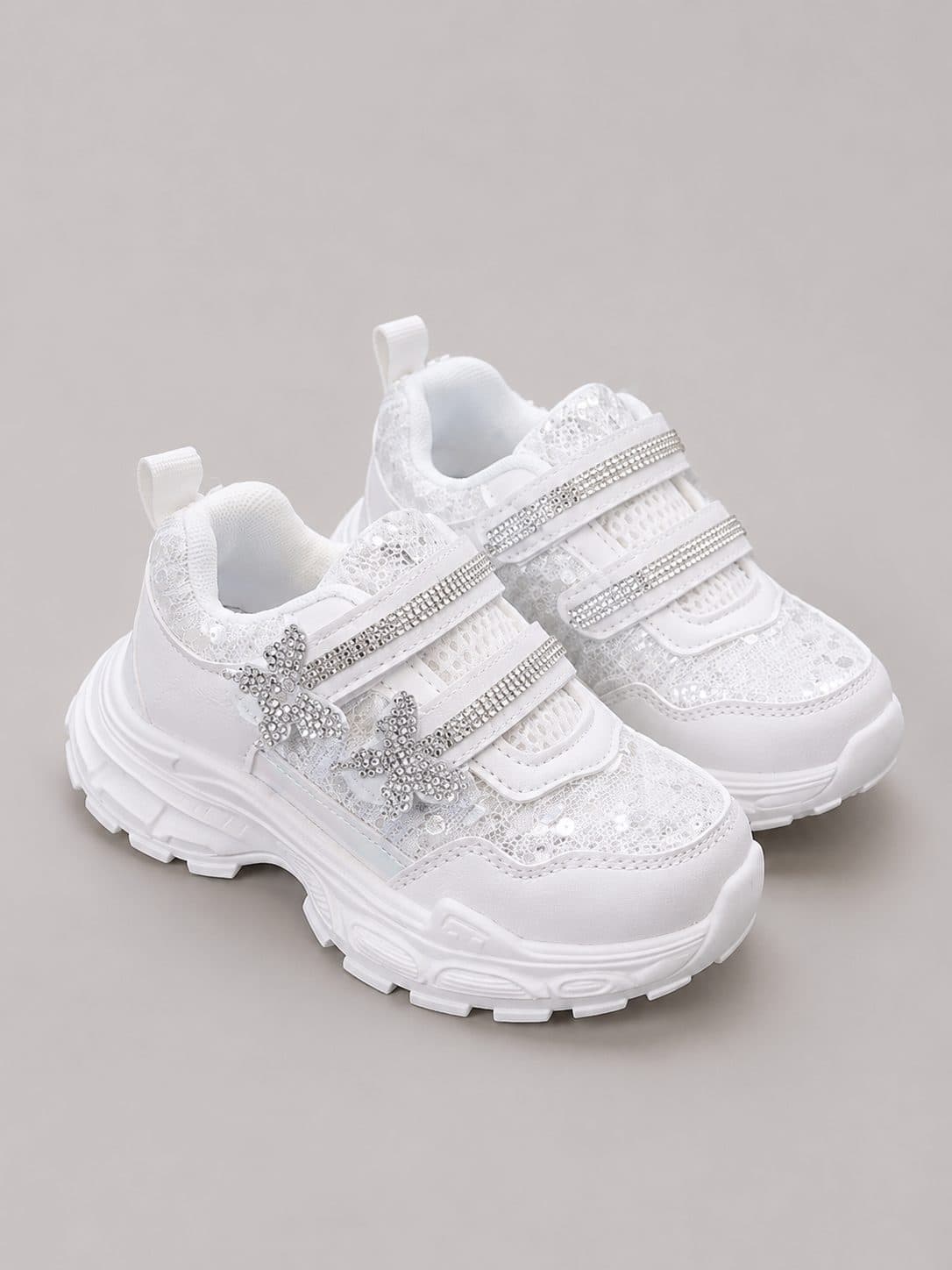 ZAPATILLAS BLANCAS CON PEDRERÍA Y MARIPOSA — zapatos para niña
