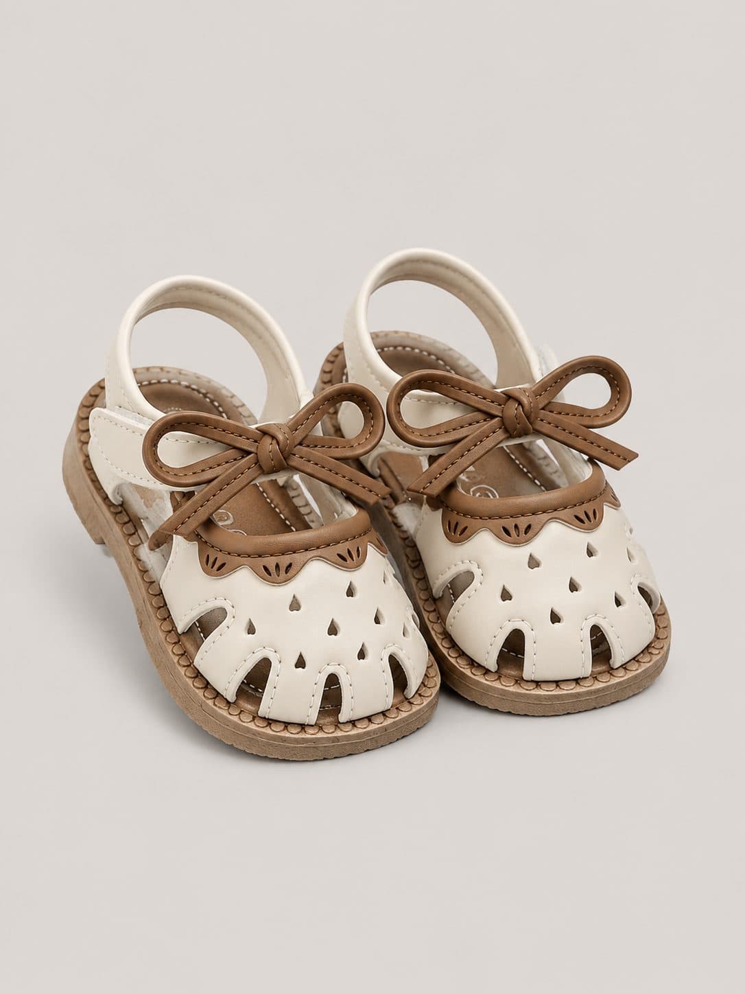 SANDALIAS CERRADAS CREMA CON LAZO MARRÓN — zapatos para niña