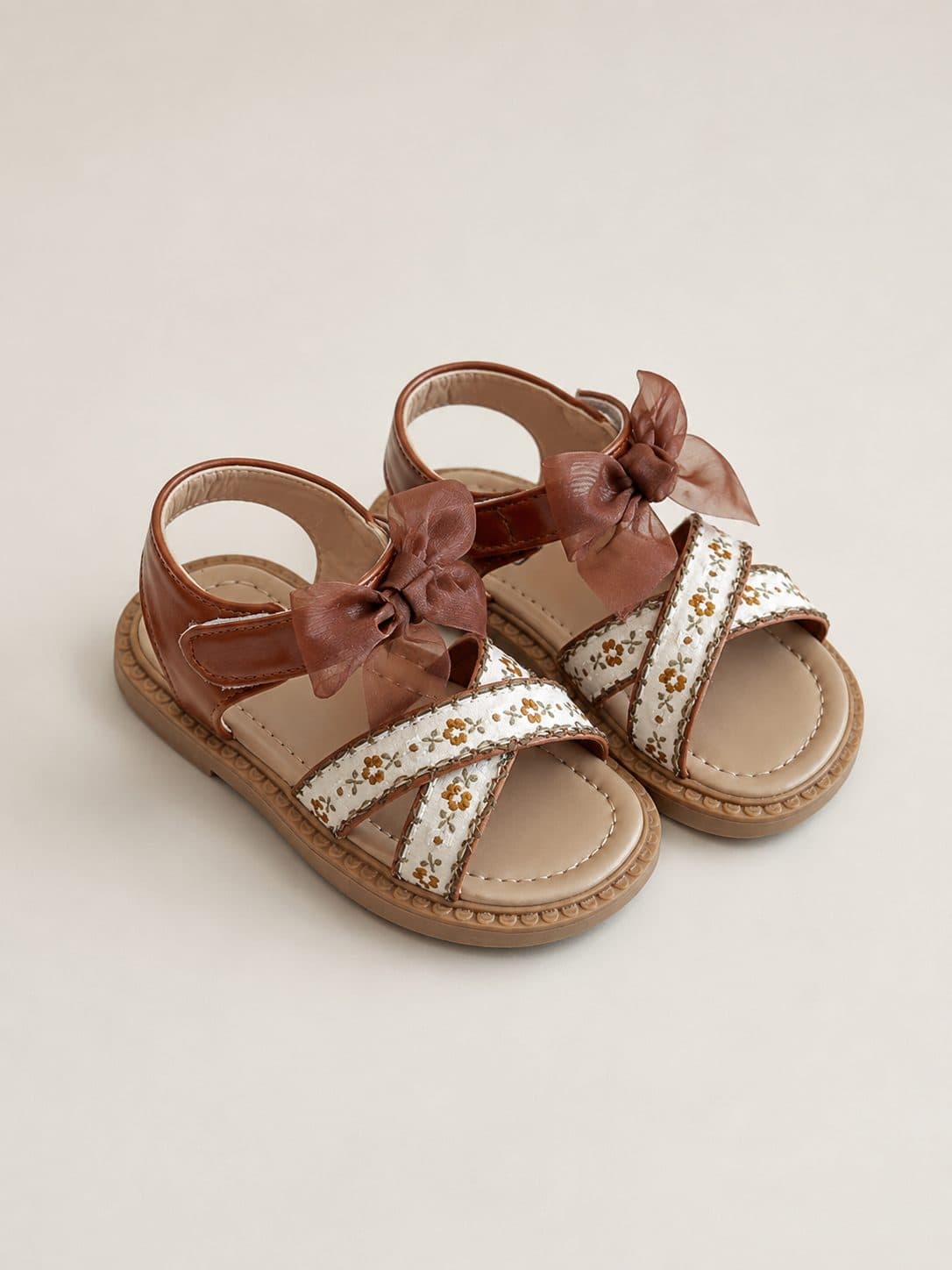 SANDALIAS MARRONES CON LAZO Y FLORES — zapatos para niña