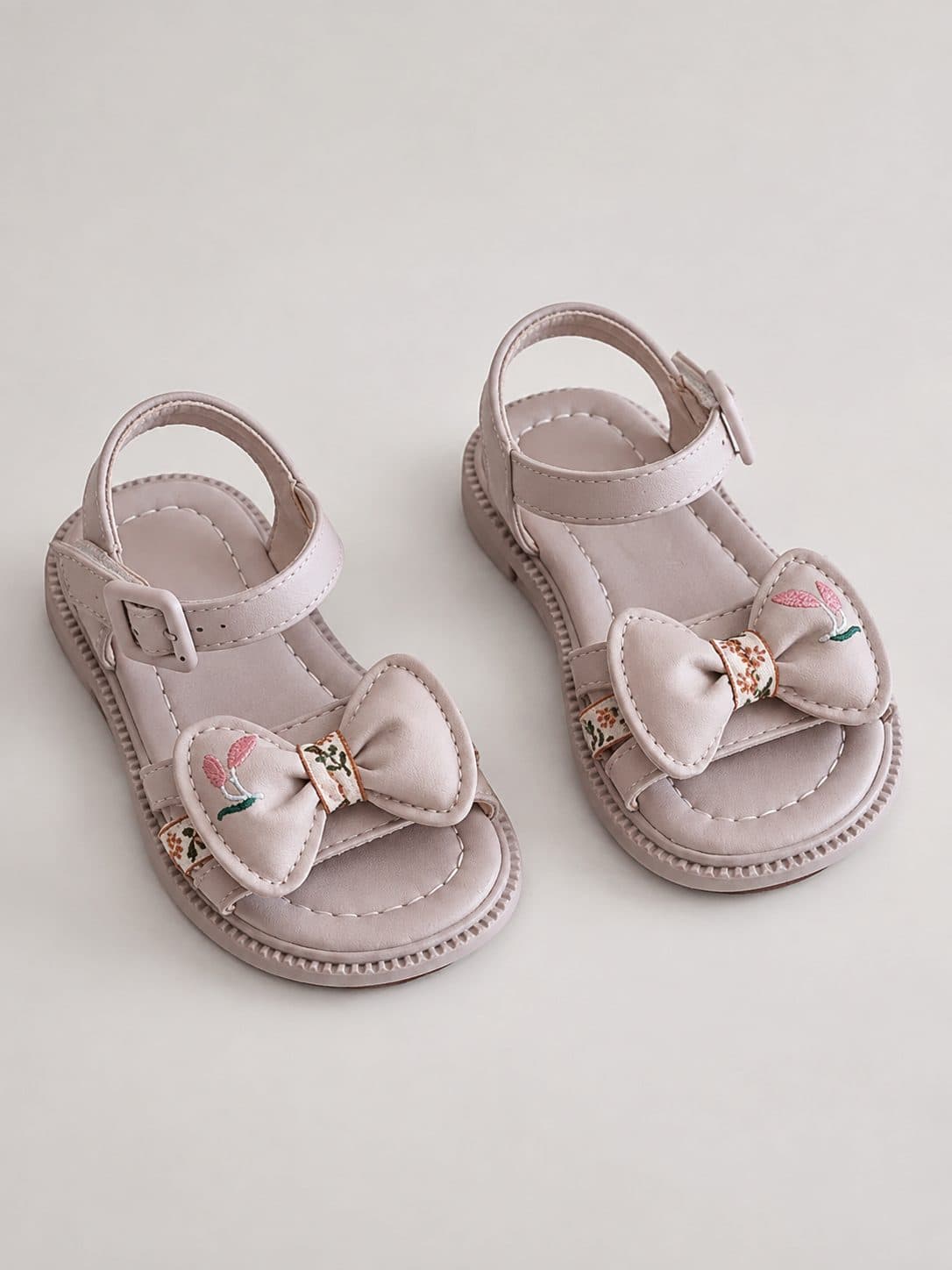 SANDALIAS ROSADAS CON LAZO Y FLORES — zapatos para niña