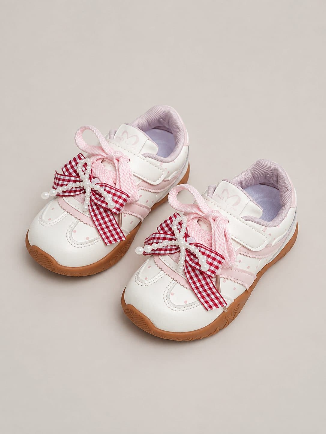 ZAPATILLAS BLANCAS CON LAZO A CUADROS ROSADOS — zapatos para niña