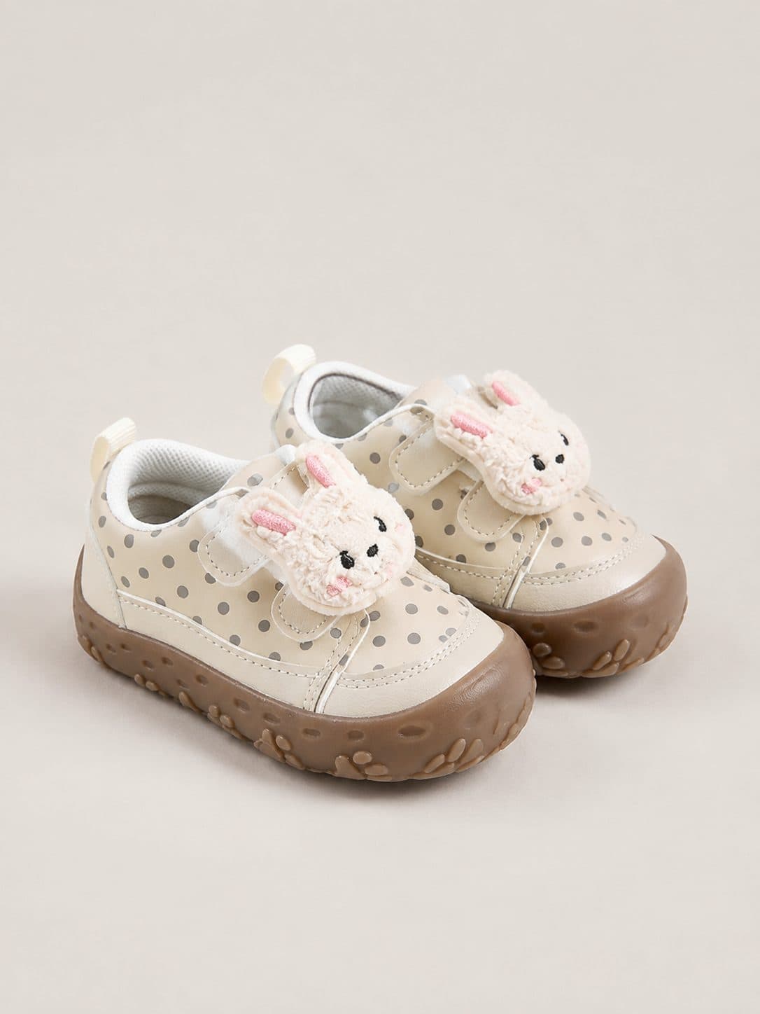 ZAPATILLAS BEIGE CON CONEJITO Y FLORES — zapatos para niña