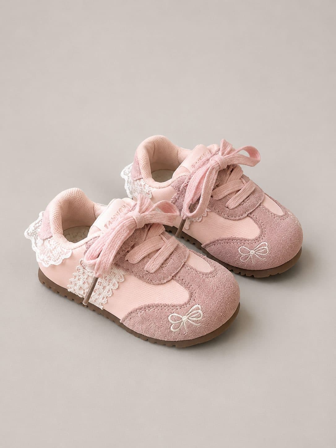 ZAPATILLAS ROSADAS CON ENCAJE Y LAZO — zapatos para niña