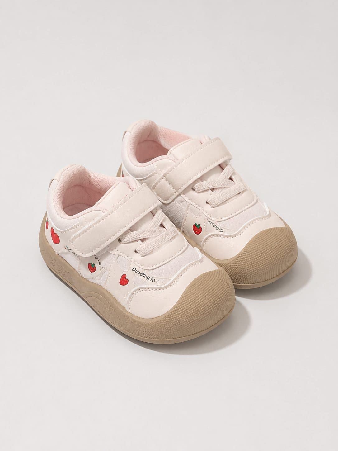 ZAPATILLAS CREMA CON CORAZONES Y VELCRO — zapatos para niña