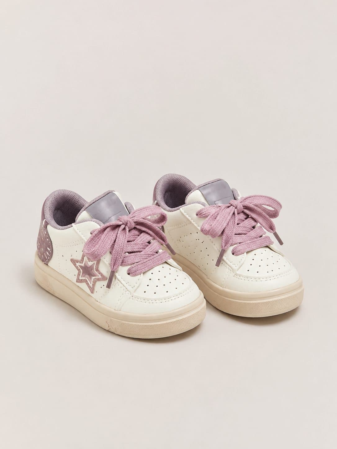 ZAPATILLAS BLANCAS Y LILA CON ESTRELLAS — zapatos para niña