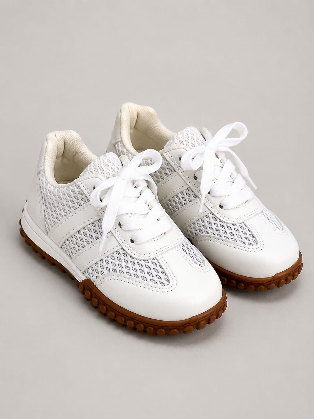 ZAPATILLAS BLANCAS CON TEJIDO DE MALLA — zapatos para niña