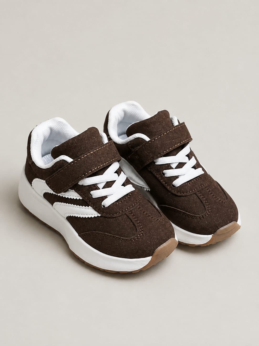 ZAPATILLAS MARRONES CON VELCRO — zapatos para niña