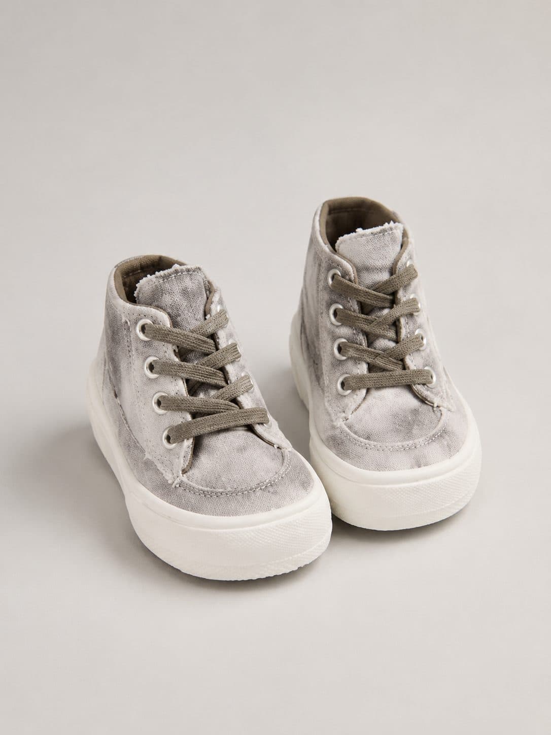 ZAPATILLAS BOTÍN GRISES CON PASADORES — zapatos para niña