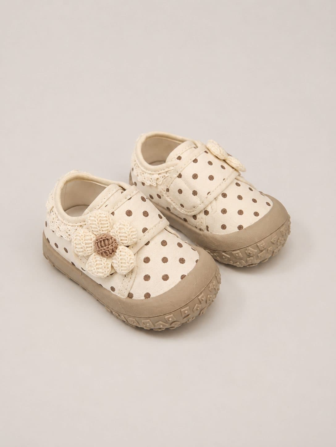 ZUECOS CREMA CON LUNARES Y LAZO — zapatos para niña