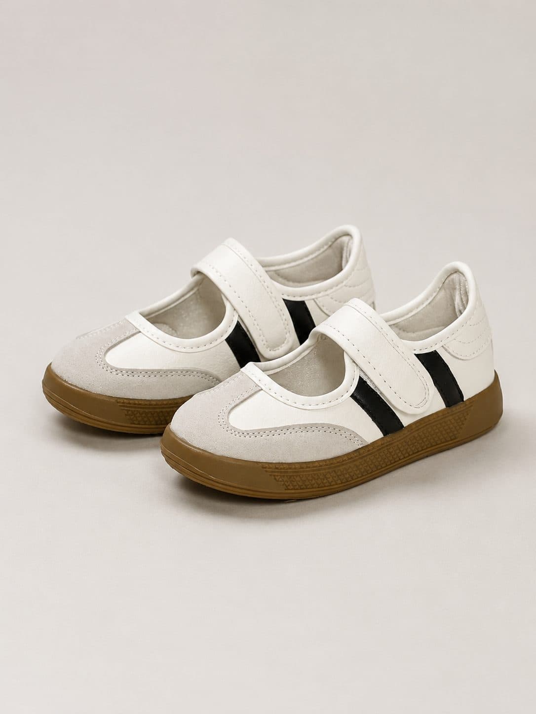 ZAPATILLAS BLANCAS CON FRANJAS NEGRAS — zapatos para niña