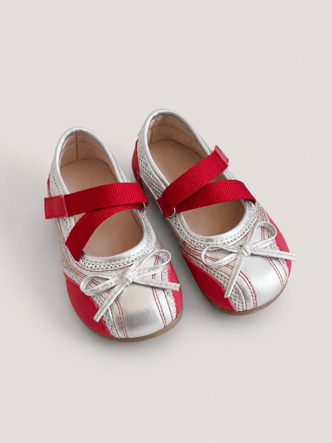 ZAPATOS PLATEADOS Y ROJOS CON LAZO — zapatos para niña