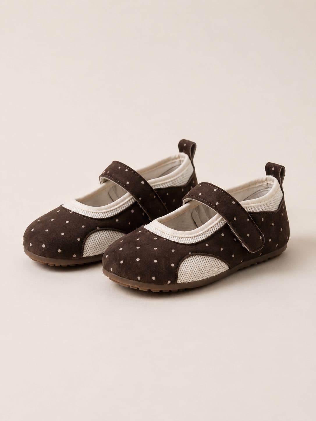 ZAPATOS MARRONES CON LUNARES Y VELCRO — zapatos para niña