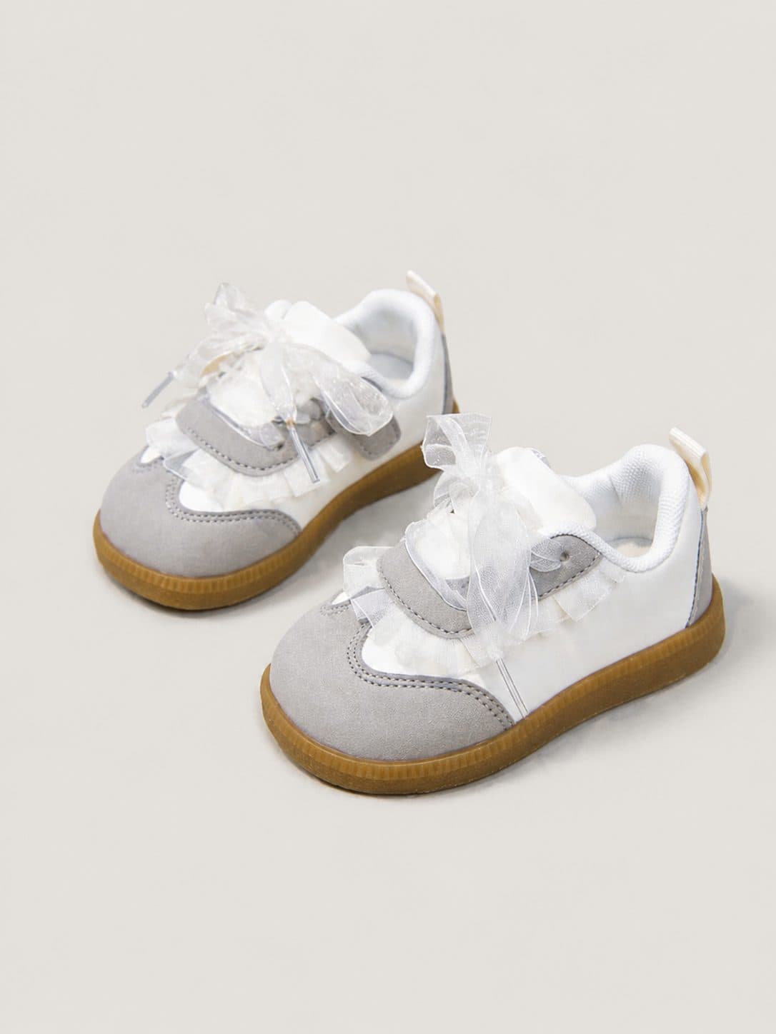 ZAPATILLAS BLANCAS CON ENCAJE Y LAZOS — zapatos para niña