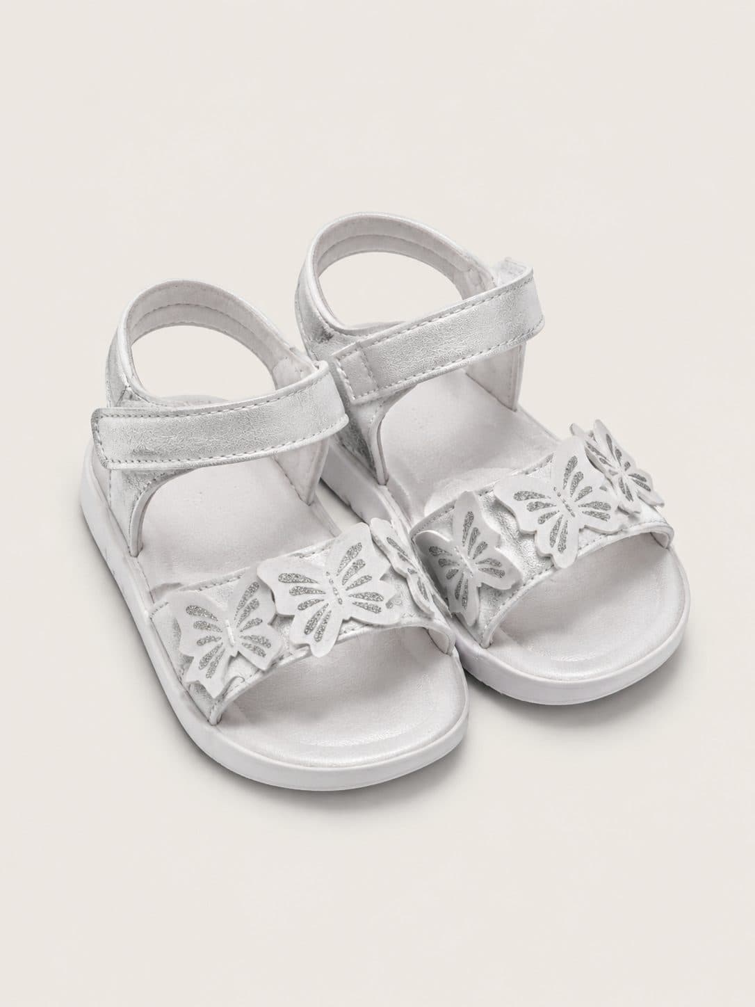 SANDALIAS PLATEADAS CON DISEÑO FLORAL — zapatos para niña