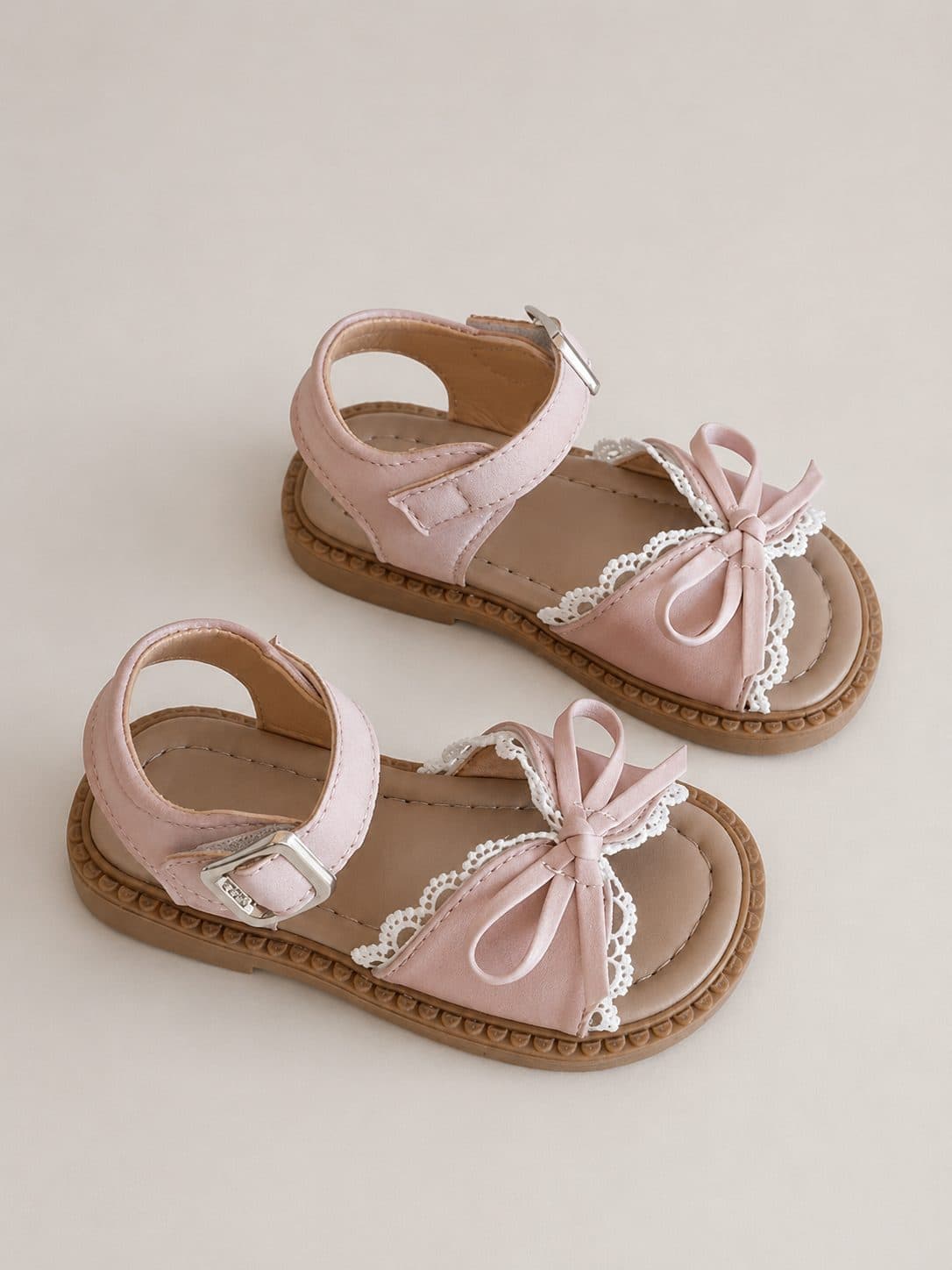 SANDALIAS ROSADAS CON LAZOS Y ENCAJE — zapatos para niña