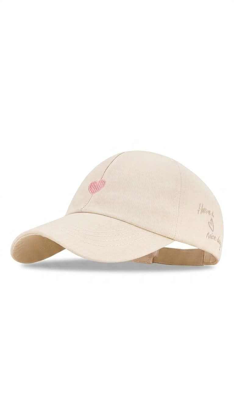 GORRA BEIGE PARA NIÑA CON CORAZÓN BORDADO — accesorio para niña